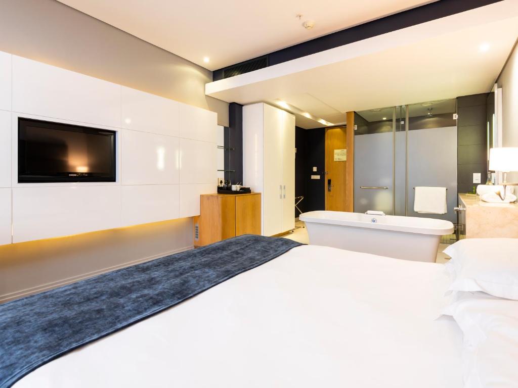 Postel nebo postele na pokoji v ubytování aha Gateway Hotel Umhlanga