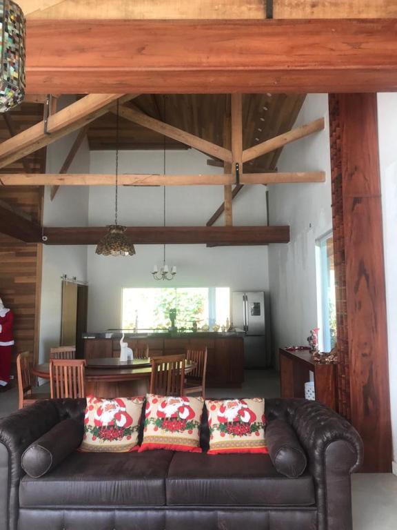  Casa luxuosa e elegante com piscina borda infinita