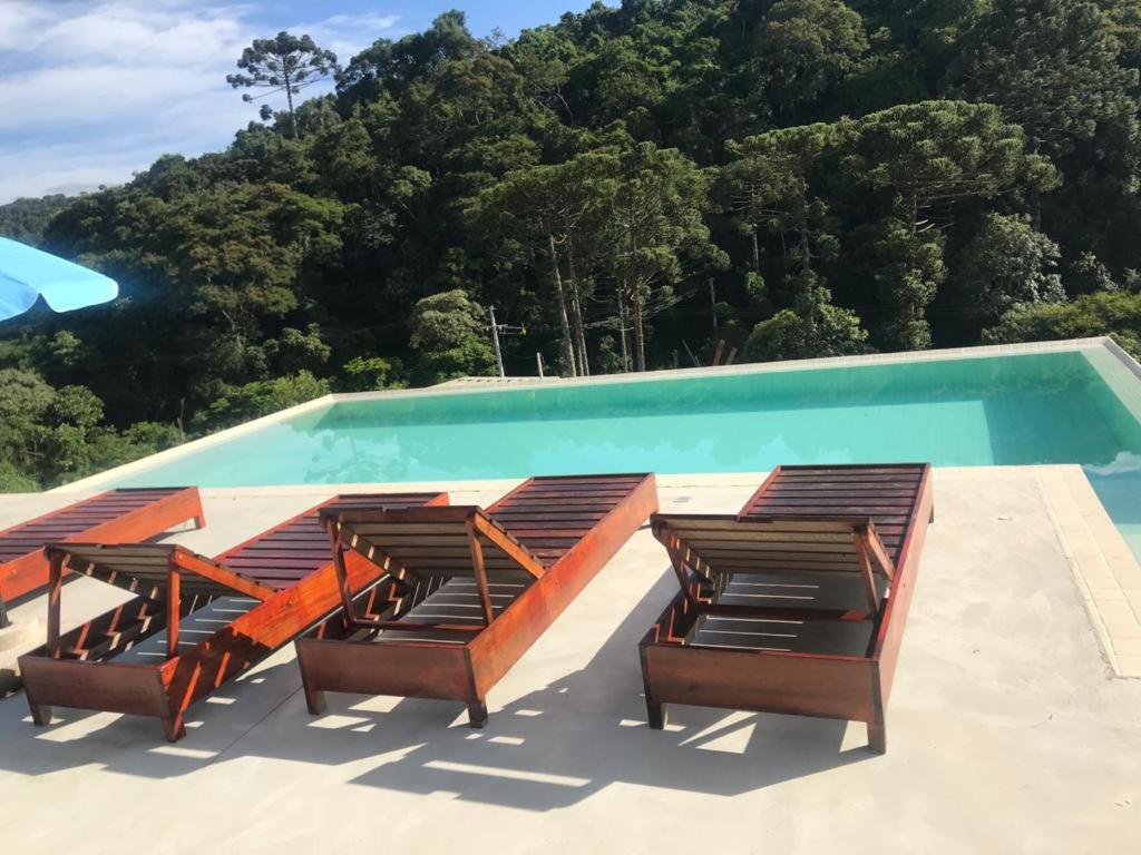  Casa luxuosa e elegante com piscina borda infinita