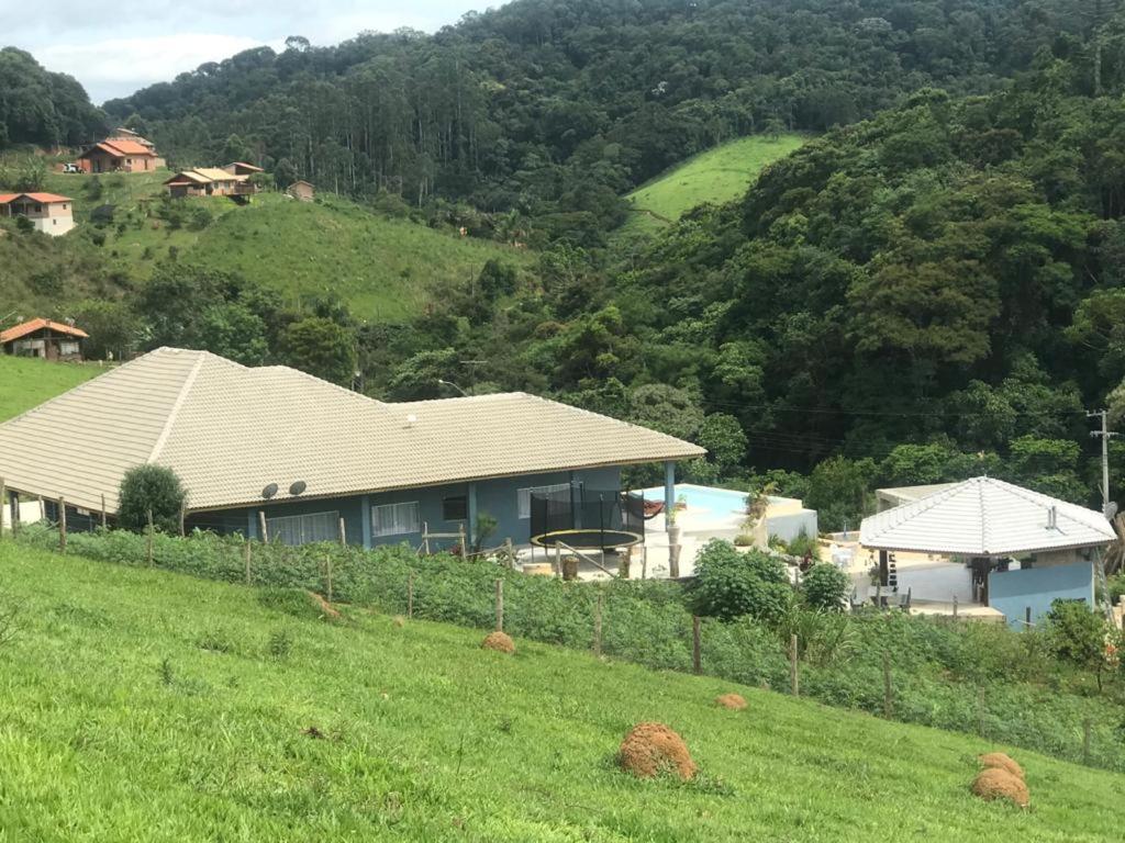  Casa luxuosa e elegante com piscina borda infinita