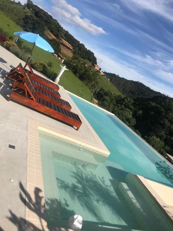  Casa luxuosa e elegante com piscina borda infinita