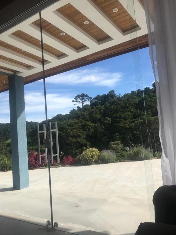  Casa luxuosa e elegante com piscina borda infinita