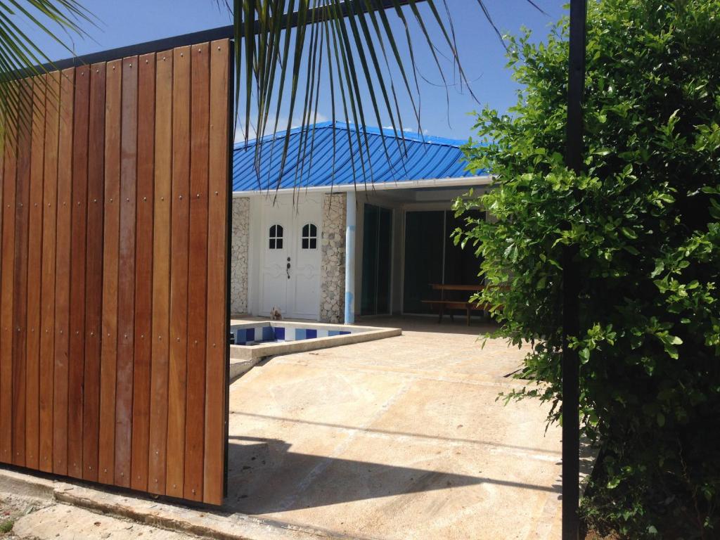 valla de madera con piscina frente a una casa en Casa Neguanje L4, en Santa Marta