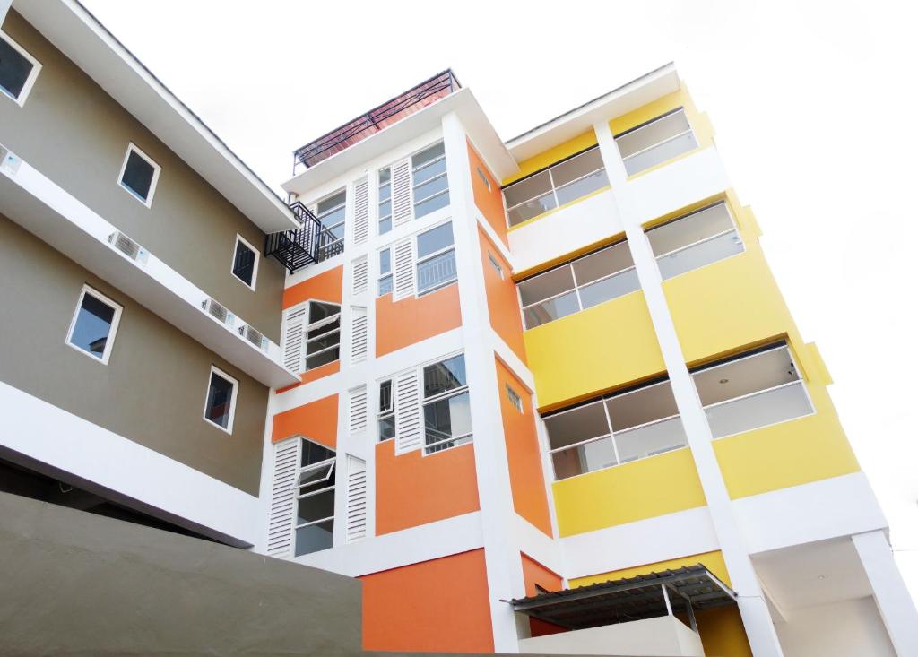 un edificio de apartamentos colorido en Kelir Residence, en Kalibanteng-lor