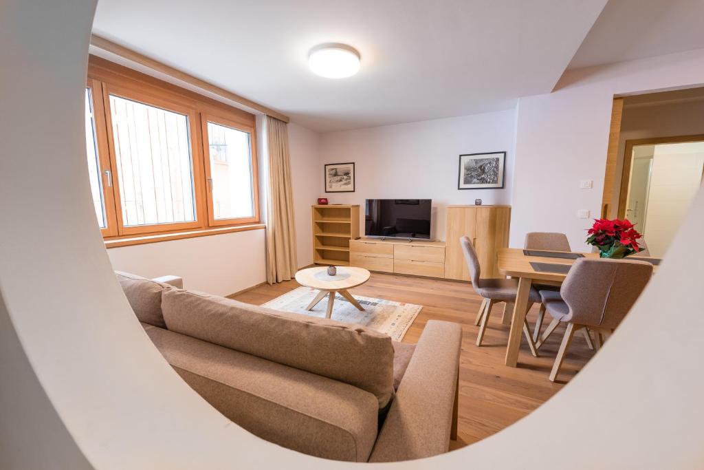 salon z kanapą i stołem w obiekcie Apartments Bergleben Goldegg w mieście Goldegg