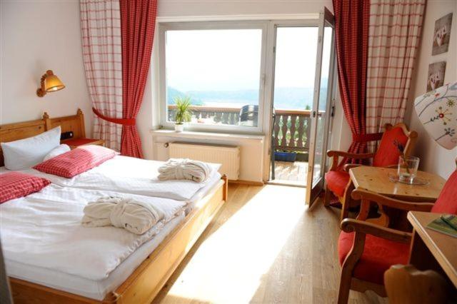 1 dormitorio con cama y ventana grande en BELVEDERE - das BIO HOTEL Garni & SuiteHotel am Edersee ! Unser Geschenk für Sie, auch die GästeCard GrimmHeimat! en Waldeck