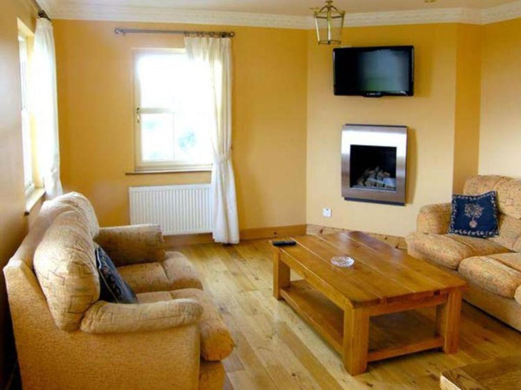 Posezení v ubytování Scenic Estuary Way 3-Bed Home in Labasheeda