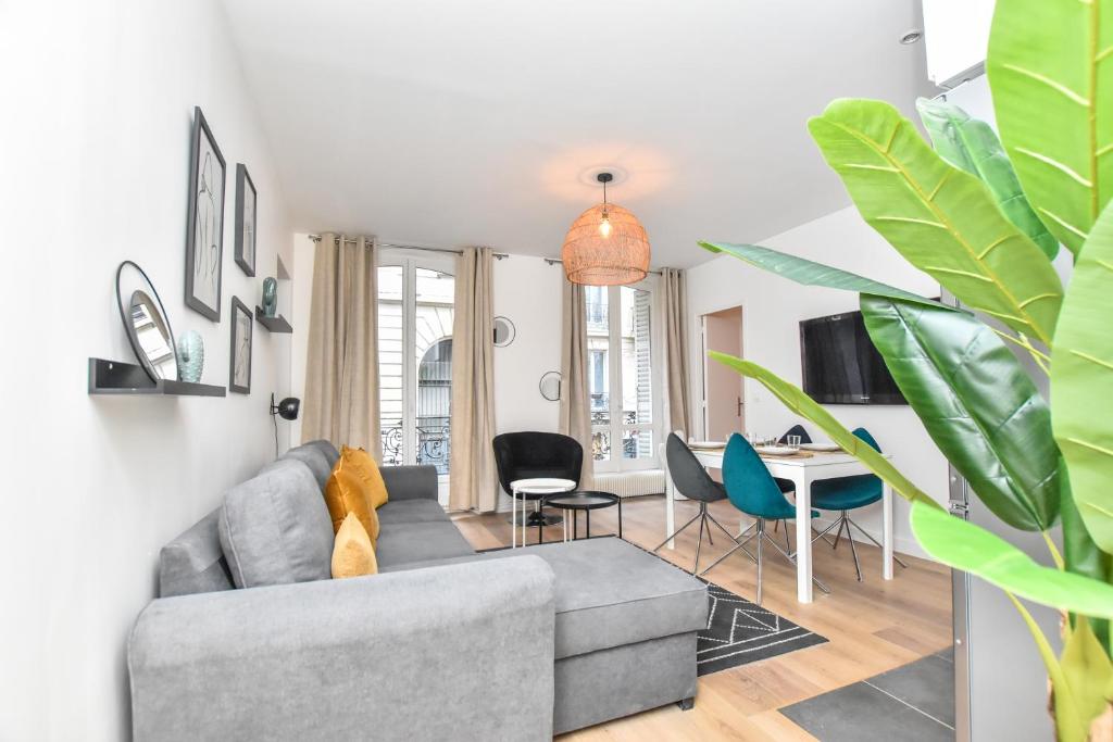 - un salon avec un canapé et une table dans l'établissement Superbe appartement 6P rue des Martyrs, à Paris