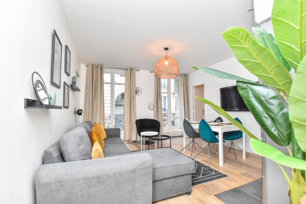 un salon avec un canapé et une table dans l'établissement Superb apartment - 6P- Center of Paris, à Paris