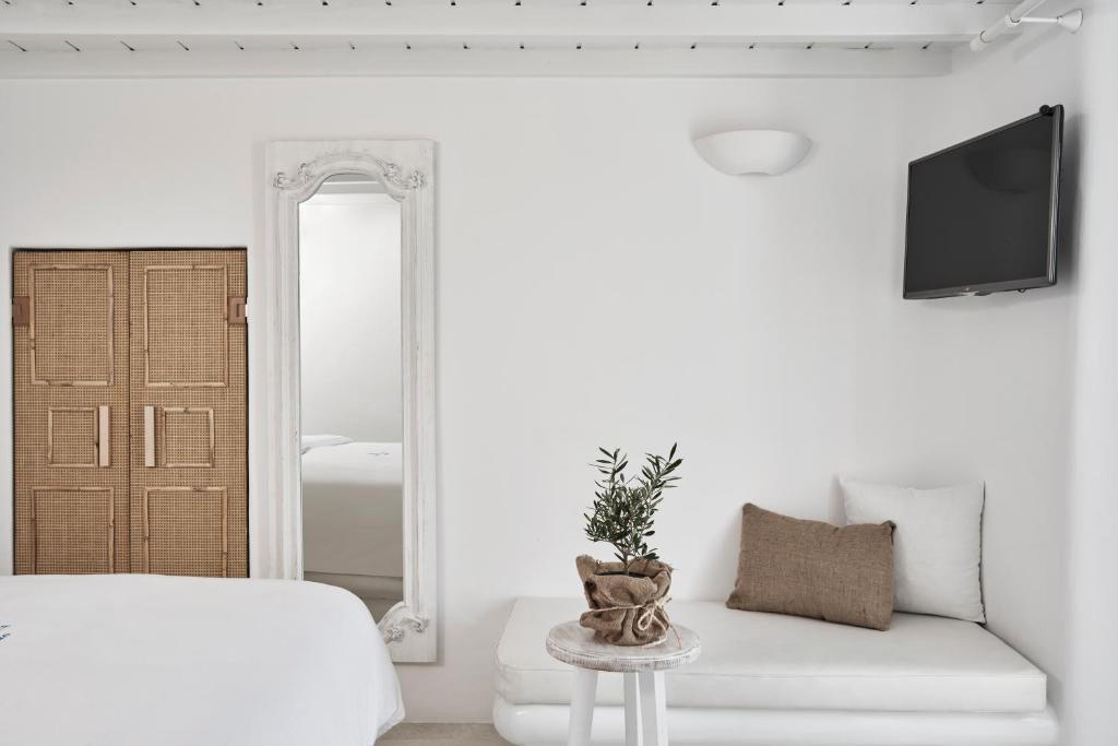 A television and/or entertainment centre at Little Venice Suites