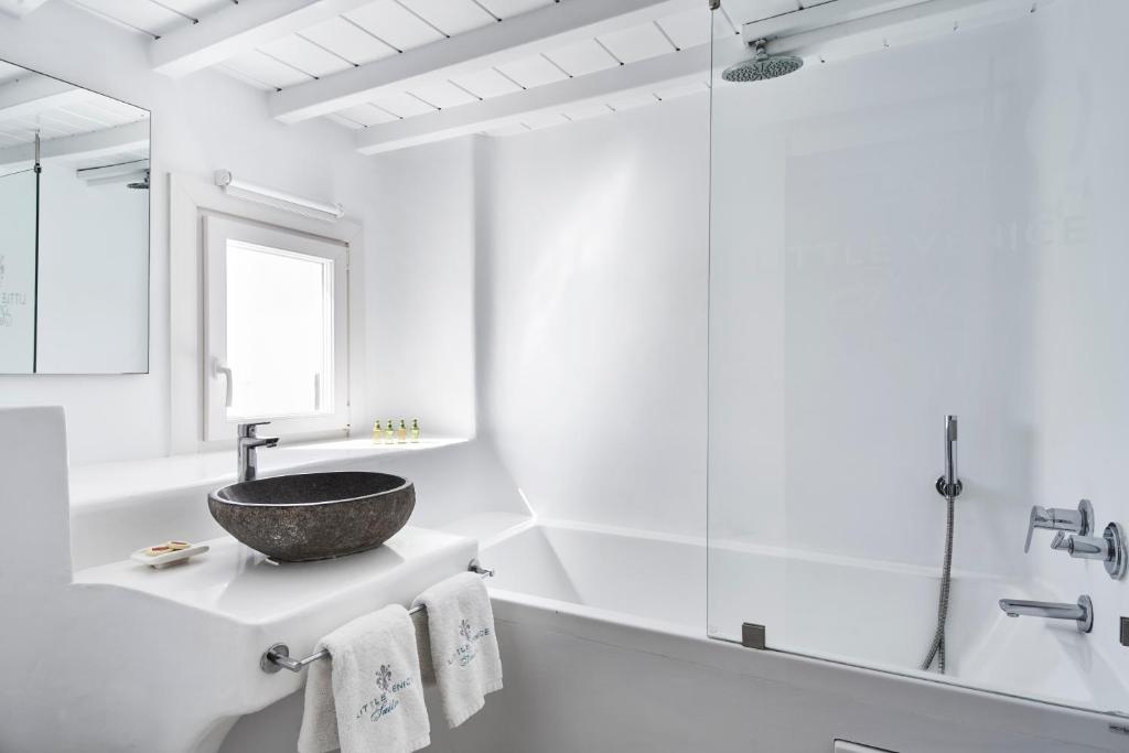 A bathroom at Little Venice Suites