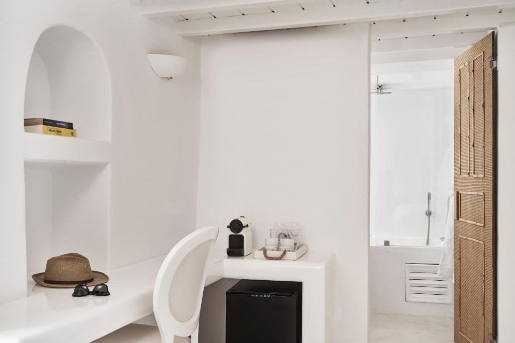 A bathroom at Little Venice Suites