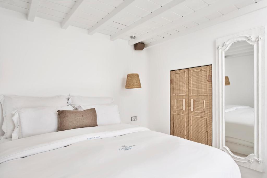 A bed or beds in a room at Little Venice Suites