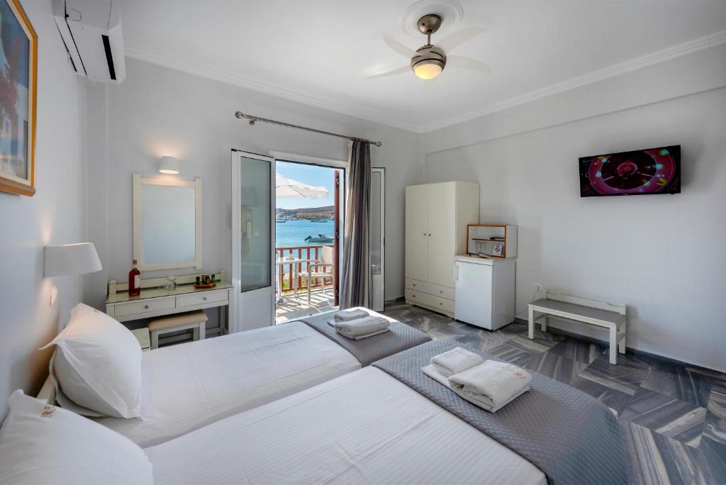 Łóżko lub łóżka w pokoju w obiekcie Irene Hotel - Beachfront