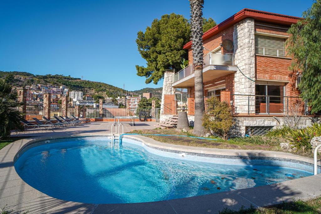 une piscine en face d'un bâtiment dans l'établissement Pool House Barcelona, à Barcelone