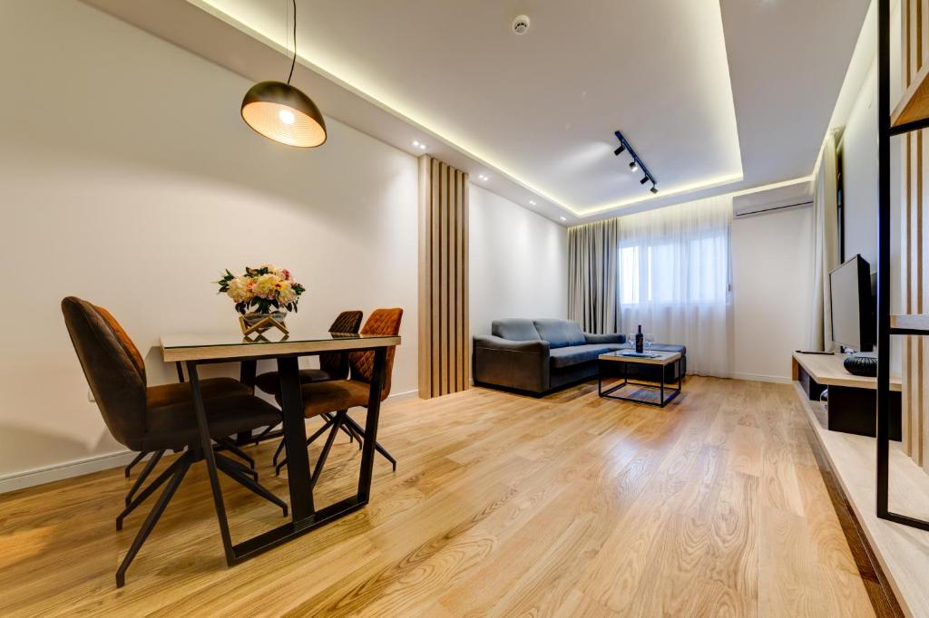 Apart Compliment - 4