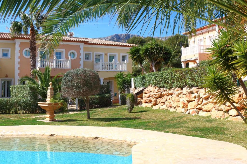 een resort met een zwembad en een gebouw bij Casa El Oasis in Calpe