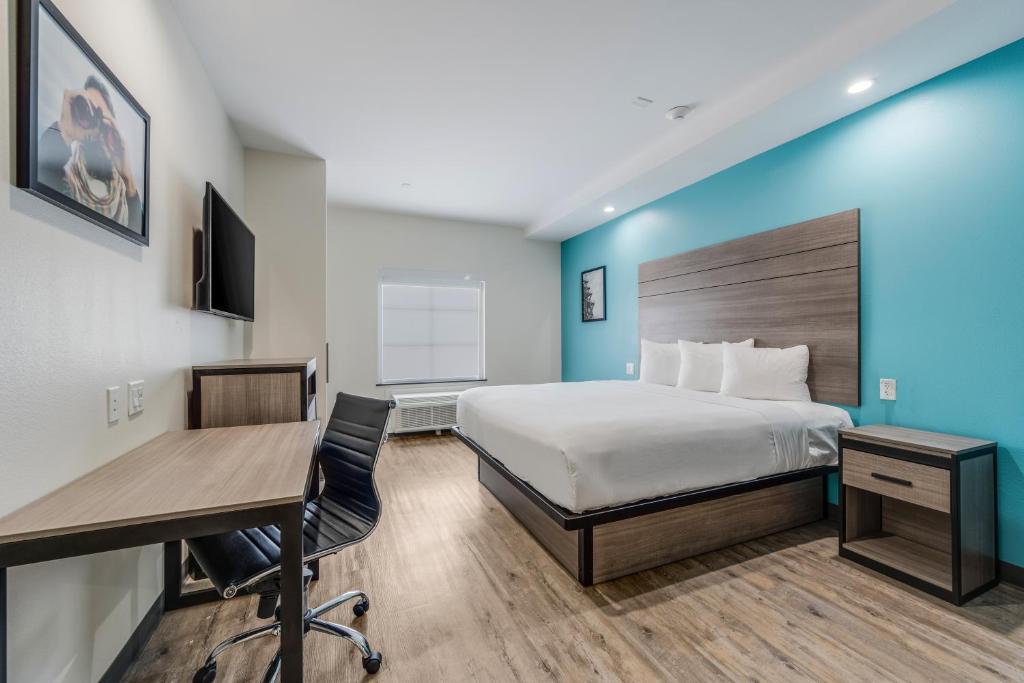 Pokój hotelowy z łóżkiem i biurkiem w obiekcie Americas Best Value Inn & Suites Katy w mieście Katy