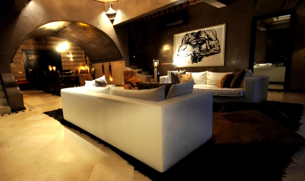 una sala de estar con un sofá blanco en una habitación en Villa Malika Silvana, en Marrakech