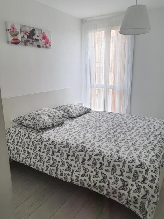 a bedroom with a bed with a comforter and a window at Appartement la plage in Marseille