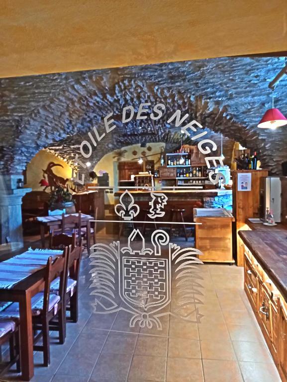 Reštaurácia alebo iné gastronomické zariadenie v ubytovaní Etoile des Neiges