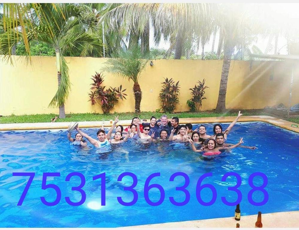 eine Gruppe von Personen befindet sich in einem Pool in der Unterkunft Casa de Descanso las Camelinas Para 21 personas in Playa Azul