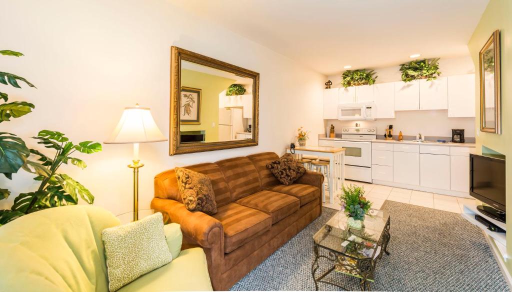 The Cozy Inn في سانت أوغيستين: غرفة معيشة مع أريكة بنية ومطبخ