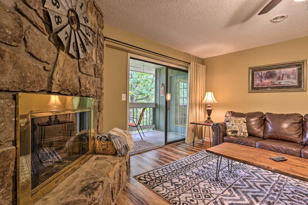 Posezení v ubytování Pigeon Forge Condo with Balcony 5 Mi to Attractions
