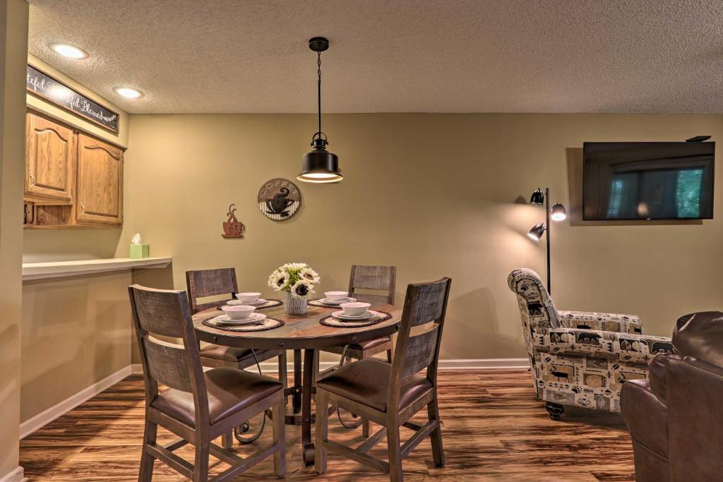 Fotografie z fotogalerie ubytování Pigeon Forge Condo with Balcony 5 Mi to Attractions v destinaci Pigeon Forge
