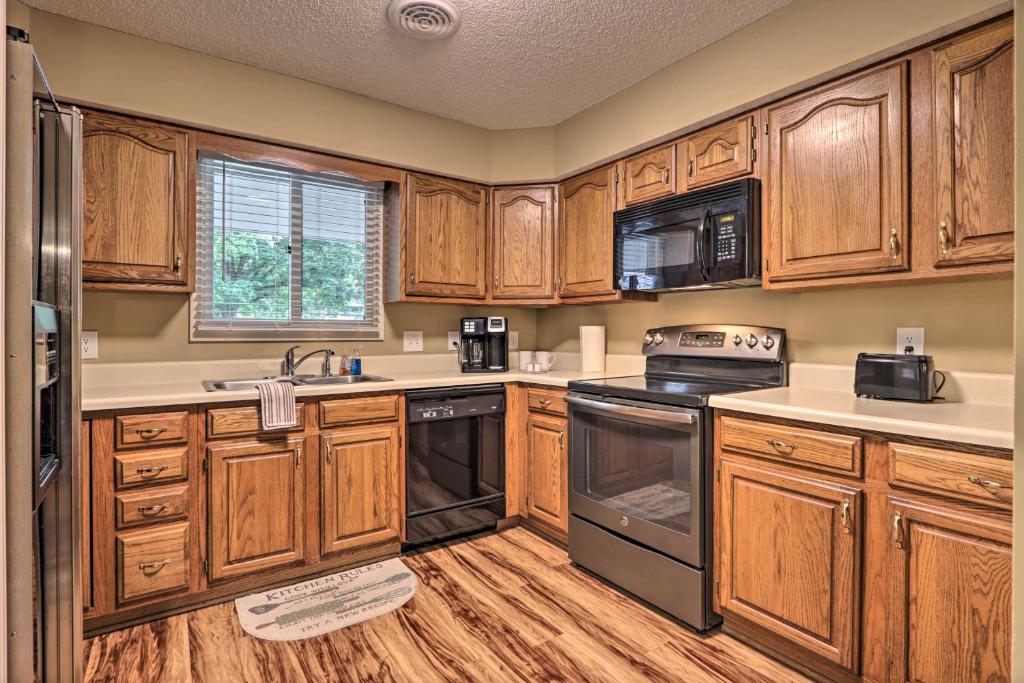 Kuchyň nebo kuchyňský kout v ubytování Pigeon Forge Condo with Balcony 5 Mi to Attractions