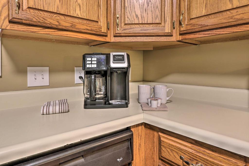 Kuchyň nebo kuchyňský kout v ubytování Pigeon Forge Condo with Balcony 5 Mi to Attractions