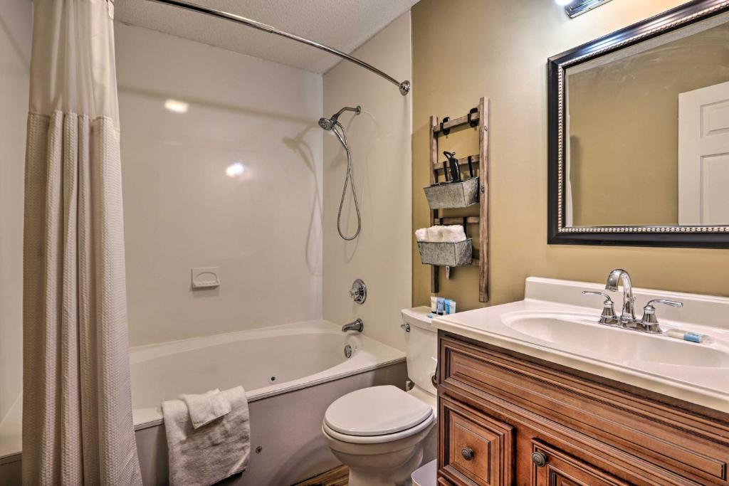 Koupelna v ubytování Pigeon Forge Condo with Balcony 5 Mi to Attractions