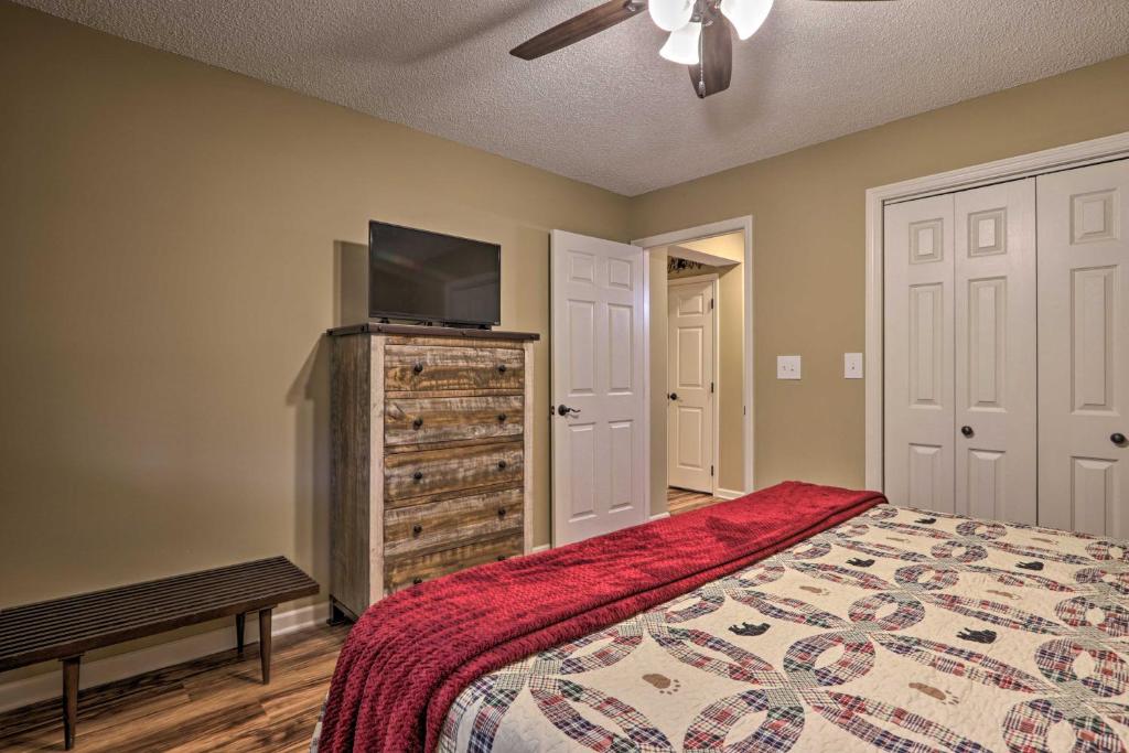Postel nebo postele na pokoji v ubytování Pigeon Forge Condo with Balcony 5 Mi to Attractions