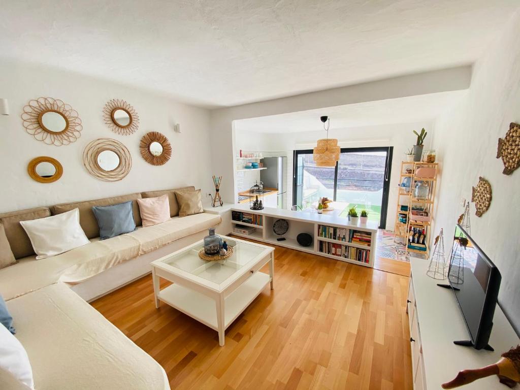 A television and/or entertainment centre at Mimövida del Mar - Faro de Sardina - Adults only