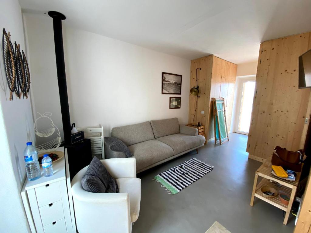 sala de estar con sofá y sillas en Baleal waterfront, en Baleal