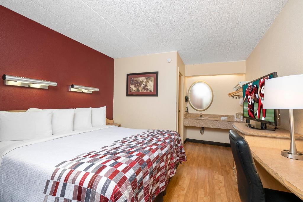En eller flere senge i et værelse på Red Roof Inn Detroit Metro Airport - Taylor