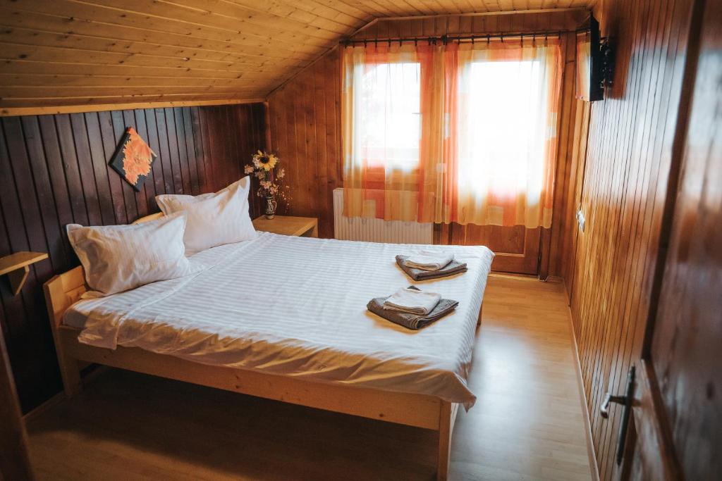 Un pat sau paturi într-o cameră la Cabana Viking Colibița