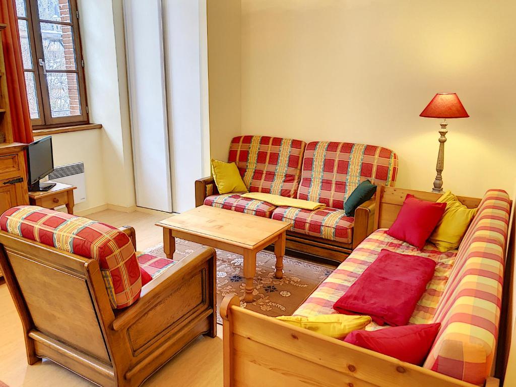 Sala de estar con 2 sofás y mesa en Appartement 209 Résidence du Grand Hotel Aulus-les-Bains en Aulus-les-Bains