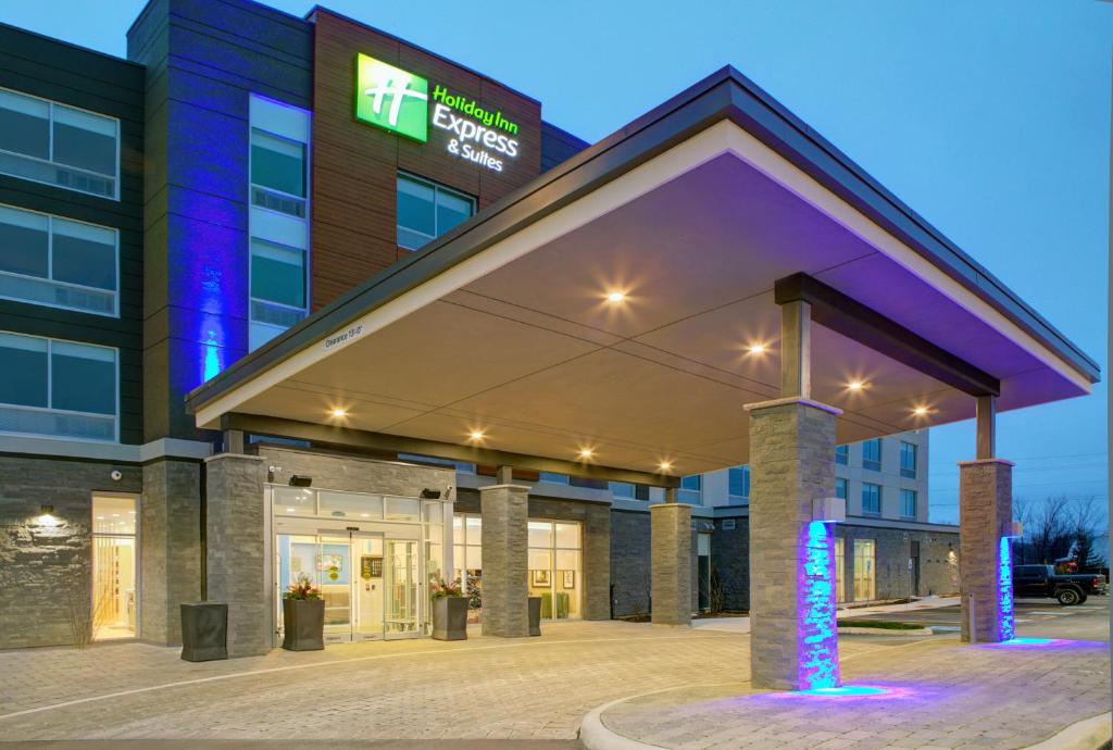 科靈伍德的住宿－Holiday Inn Express & Suites - Collingwood，前面有标志的建筑