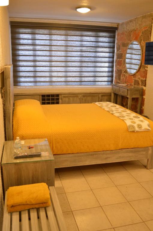 een slaapkamer met een bed en een raam bij Loft in Ciudad Hidalgo