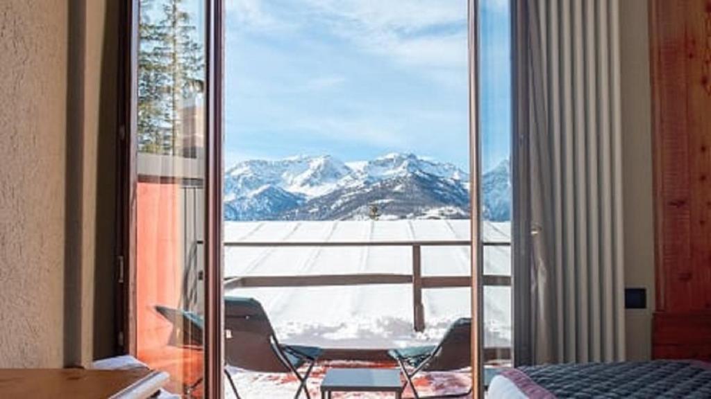 Nespecifikovaný výhled na hory nebo výhled na hory při pohledu z hotelu