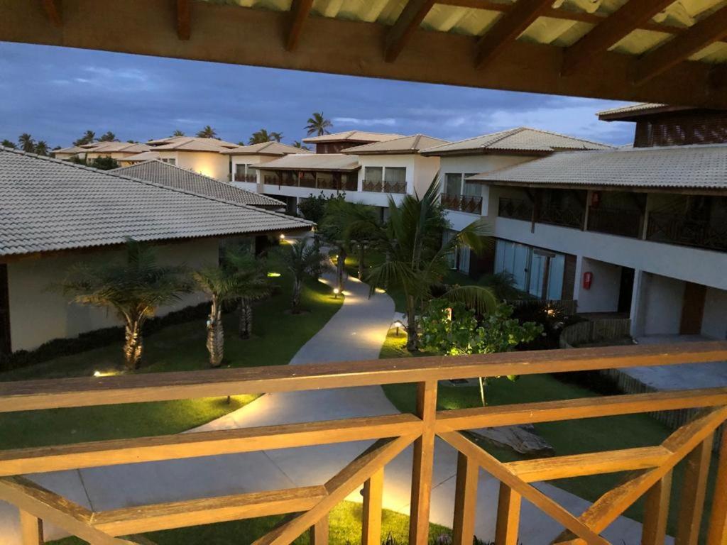 een uitzicht vanaf het balkon van een villa in de nacht bij Residencial Ykutiba Imbassaí in Imbassai