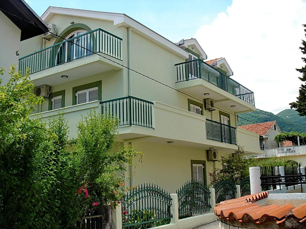 un edificio con balcones en un lateral en Apartments Odalović, en Bijela