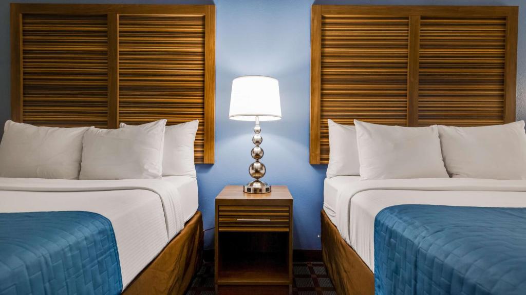 une chambre d'hôtel avec deux lits et une lampe dans l'établissement Best Western Fishers Indianapolis Area, à Fishers