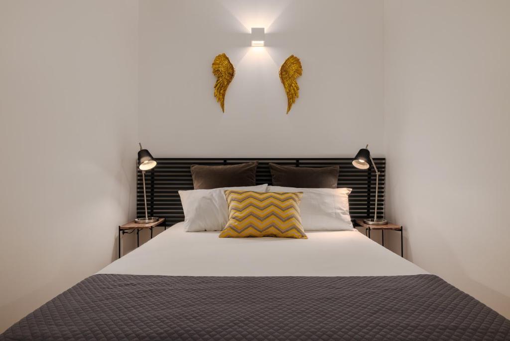 ポルトにあるFlores Street Apartmentsのベッドルーム1室(白黒のベッド1台、ランプ2つ付)