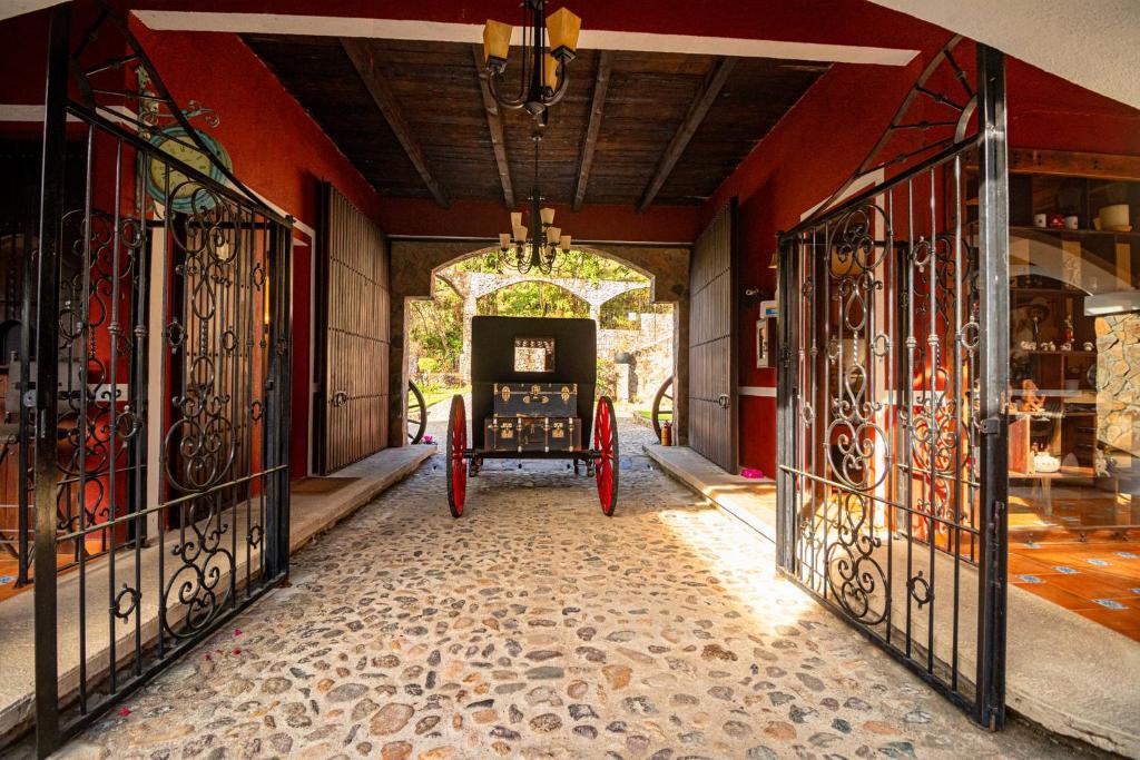 una entrada a un edificio con puertas de hierro forjado en Hotel Boutique Hacienda Caudillos, en San Sebastián del Oeste