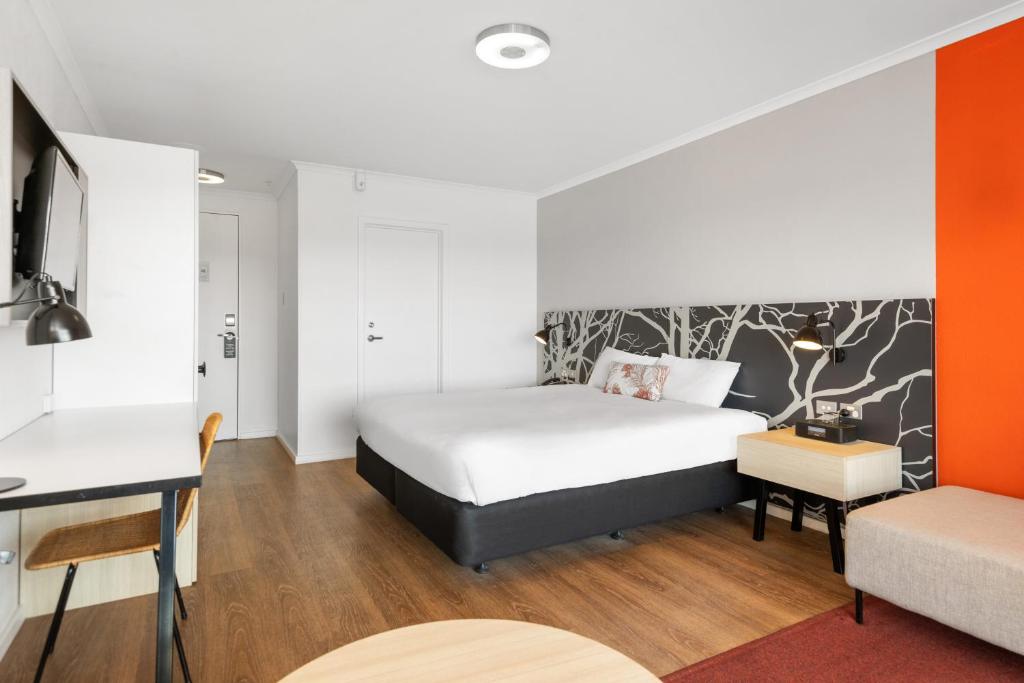 Postel nebo postele na pokoji v ubytování The Plaza Hotel Kalgoorlie