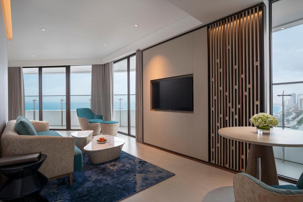 Executive Corner Suite with Ocean View and Lounge Access