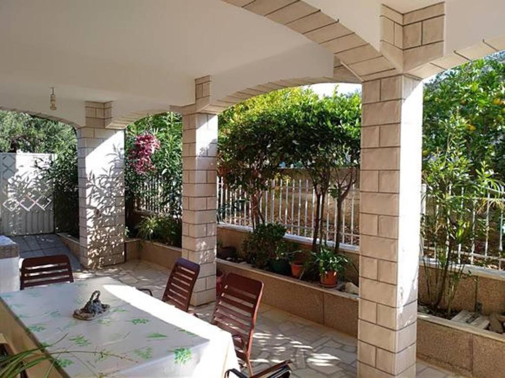 Vonkajšia záhrada v ubytovaní Romantic Apartment With Sea View Vinisce, Dalmatia