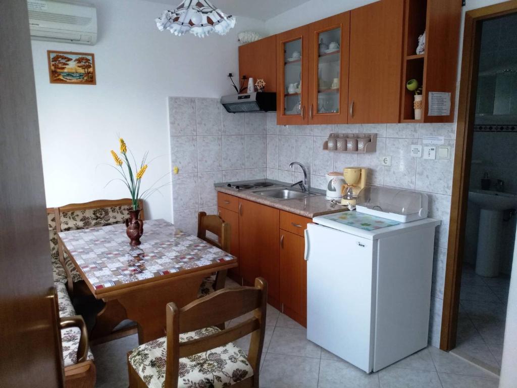 Kuchyňa alebo kuchynka v ubytovaní Romantic Apartment With Sea View Vinisce, Dalmatia